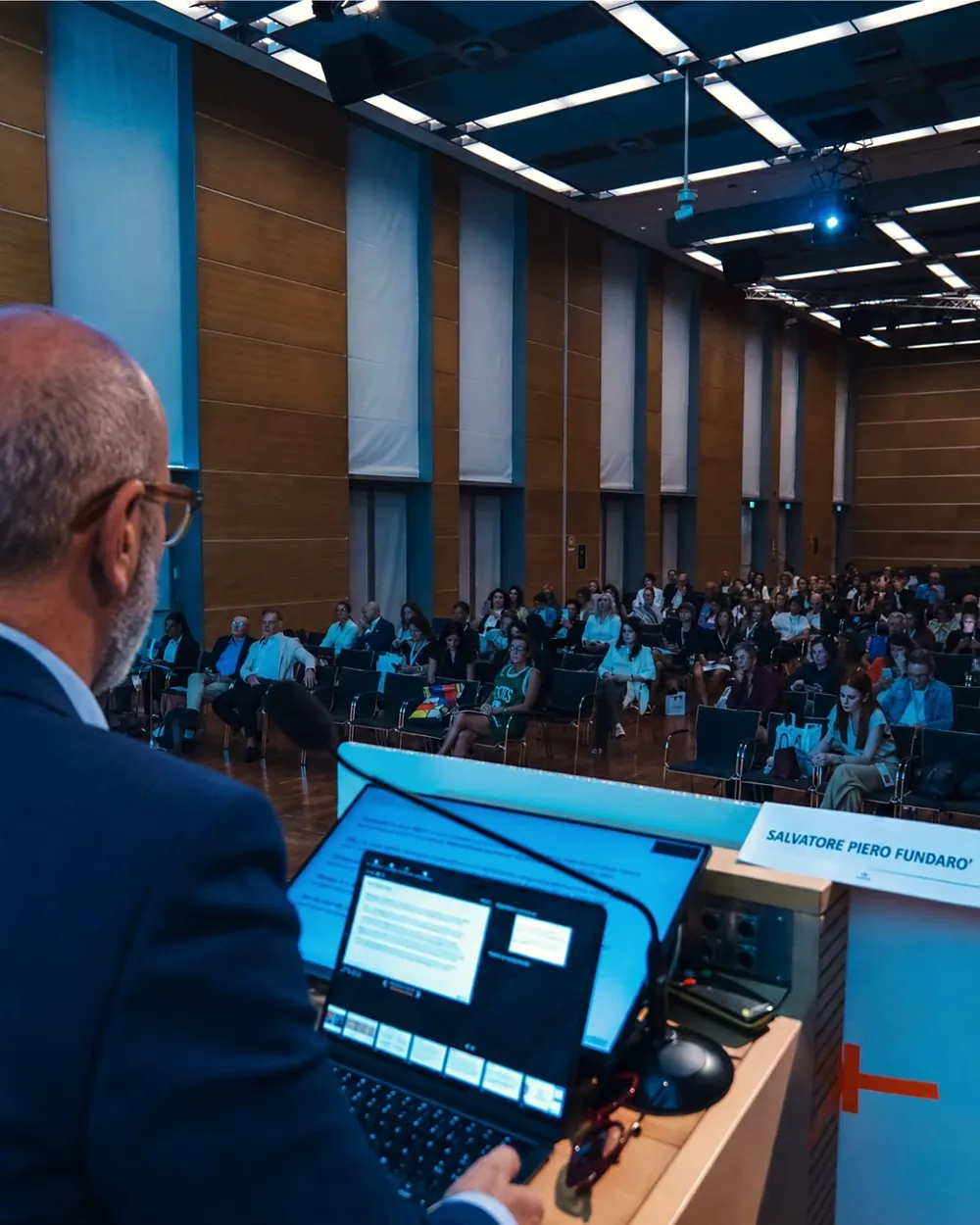 Il Dott. Salvatore Piero Fundarò al leggio davanti alla platea di EBAM Congress 2026