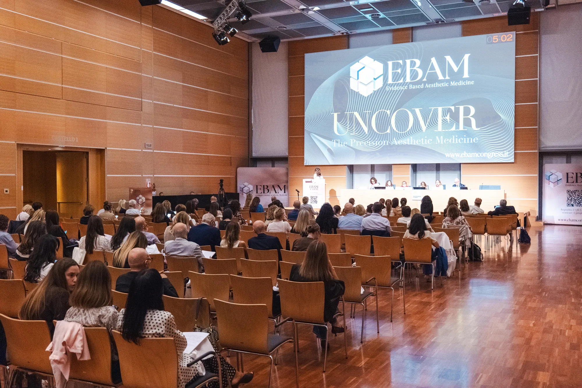 La sala di EBAM Congress 2026 piena di medici, vista dal fondo